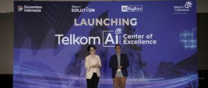 Direktur Enterprise & Business Service Veranita Yosephine (kiri) dan Direktur IT Digital Telkom Faizal R. Djoemadi (kanan) saat acara peluncuran Telkom Artificial Intelligence (AI) Center of Excellence (CoE) di Bali, Kamis (28/8).