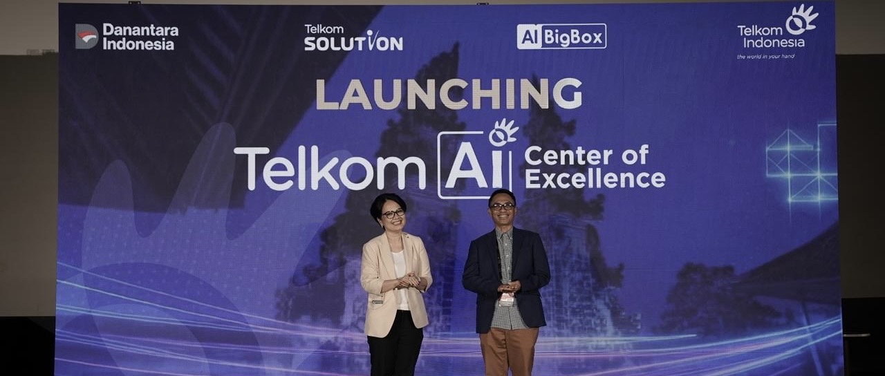 Direktur Enterprise & Business Service Veranita Yosephine (kiri) dan Direktur IT Digital Telkom Faizal R. Djoemadi (kanan) saat acara peluncuran Telkom Artificial Intelligence (AI) Center of Excellence (CoE) di Bali, Kamis (28/8).